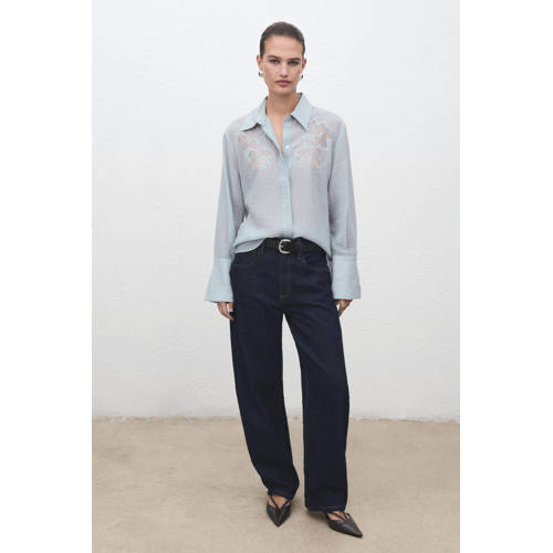 Mango blouse lichtblauw broderie afbeelding