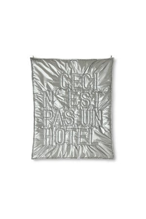 wanddecoratie Ceci n'est pas un hôtel (100x120 cm)