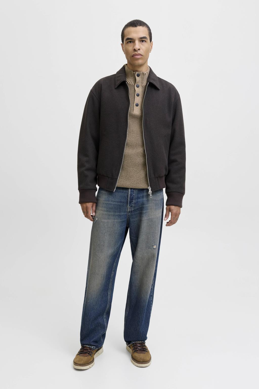 Lichtbruine heren JACK & JONES trui grof gebreid van acryl met effen, lange mouwen en opstaande kraag