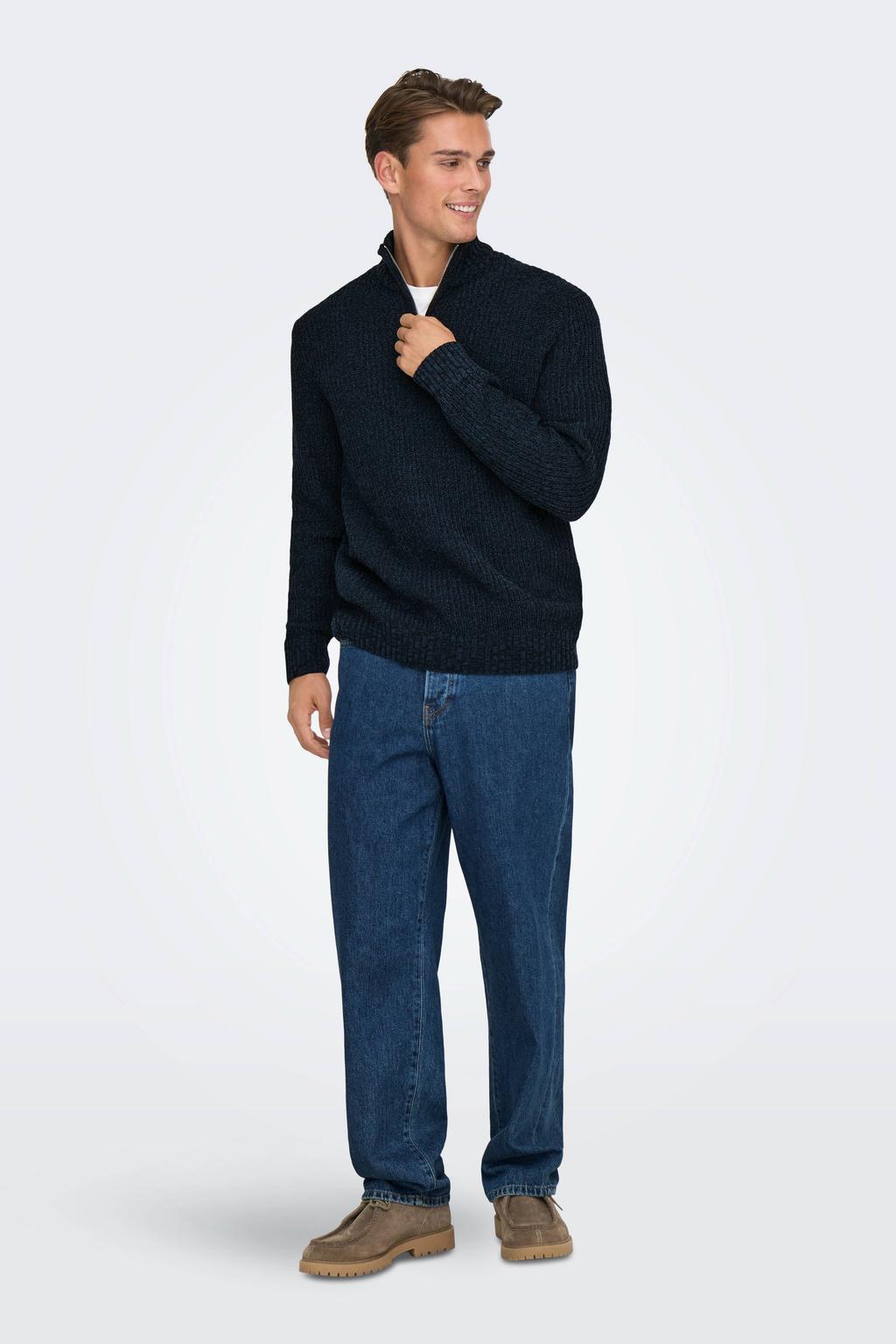 Donkerblauwe heren ONLY & SONS trui grof gebreid van polyester met melée print, lange mouwen, opstaande kraag en halve rits