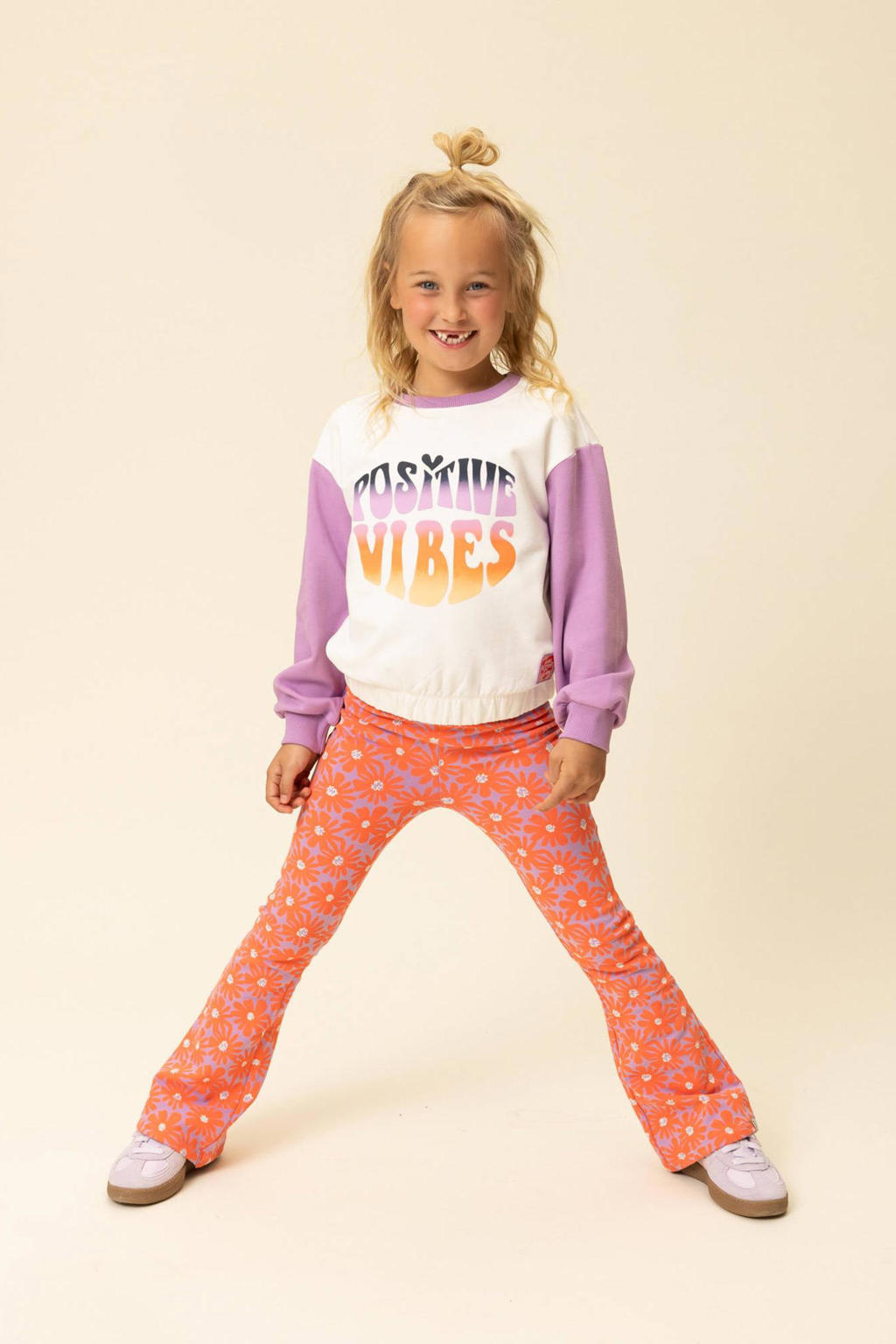 Lilakleurige meisjes LOOXS little gebloemde flared broek van stretchkatoen met regular waist en elastische tailleband
