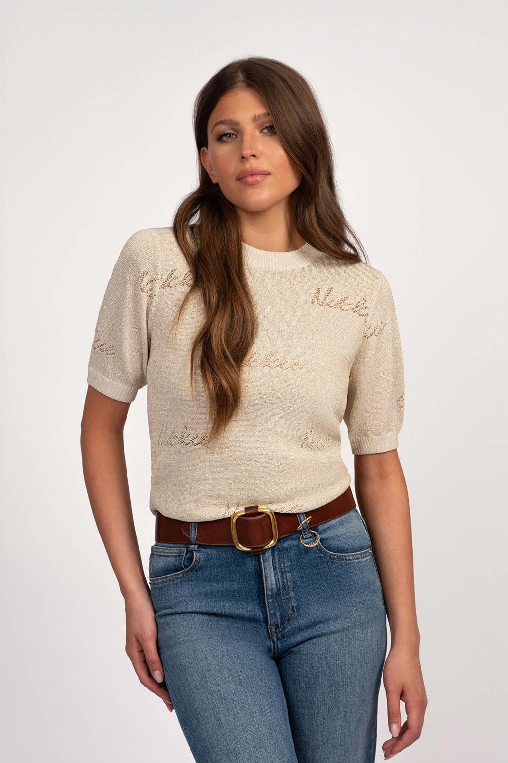 Beige dames NIKKIE top gebreid van viscose met logo dessin, korte mouwen en ronde hals