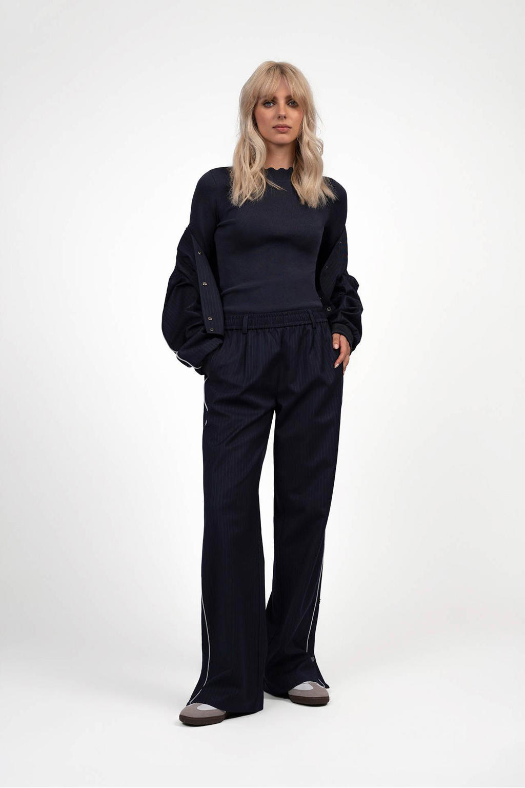 Donkerblauw en witte dames Fifth House straight regular waist casual broek van polyester met elastische tailleband en krijtstreepprint