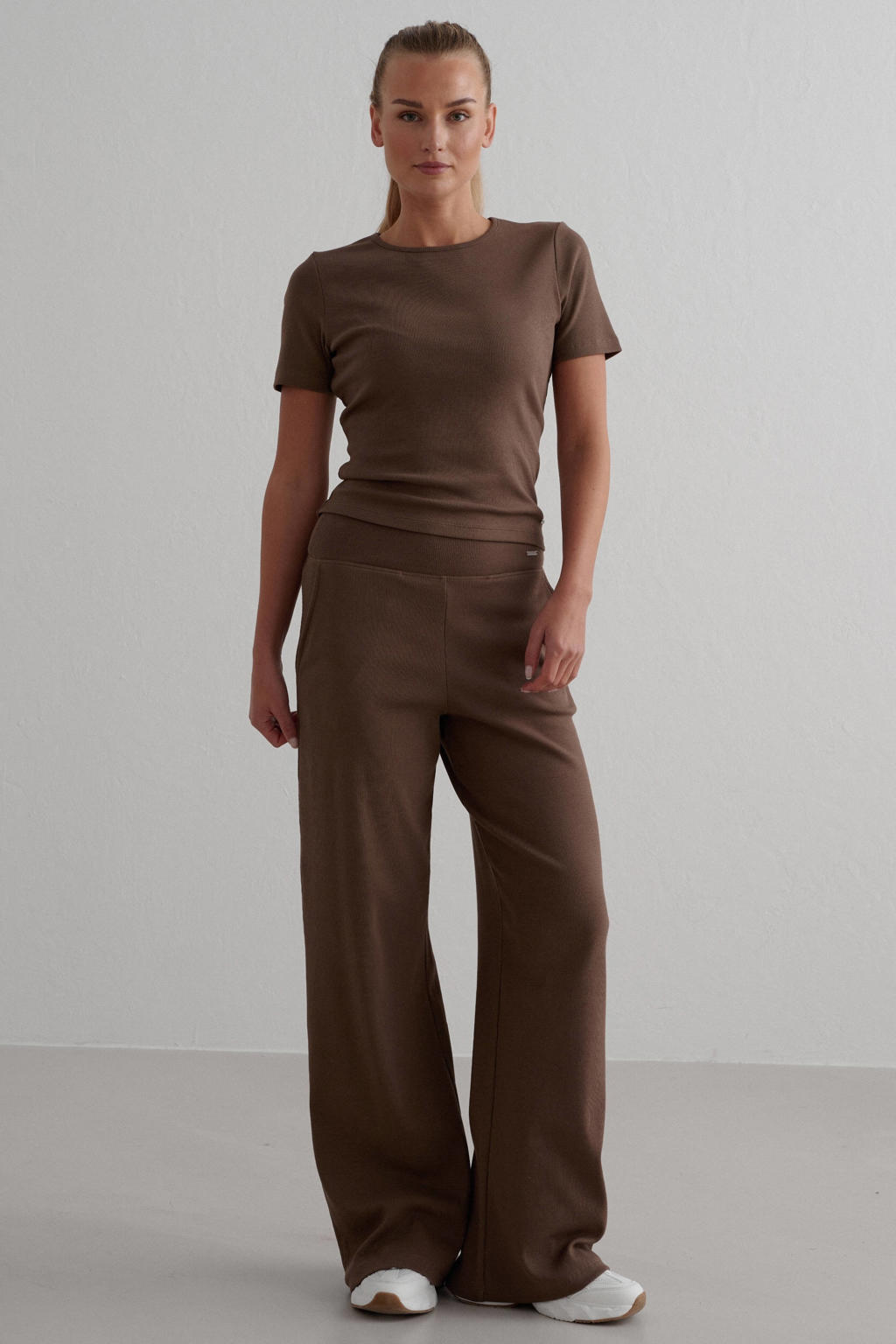 Bruine dames Aim'n sportshirt Ease Ribbed van katoen met korte mouwen en ronde hals