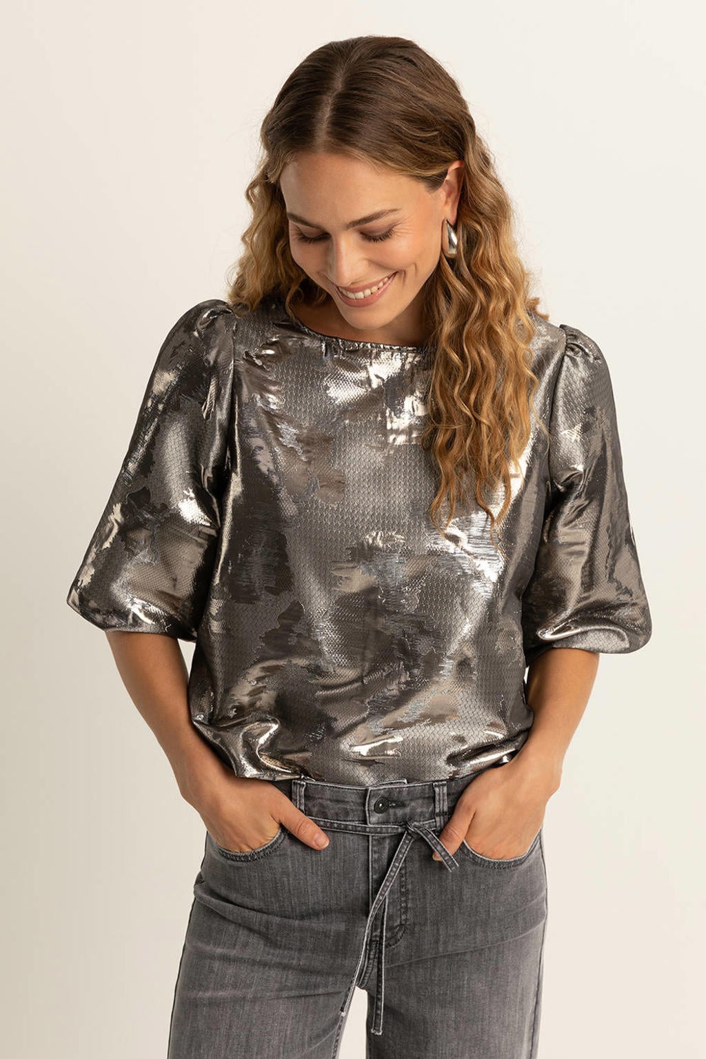 Taupe en zilverkleurige dames Expresso top van polyester met driekwart mouwen, boothals en glimmend detail