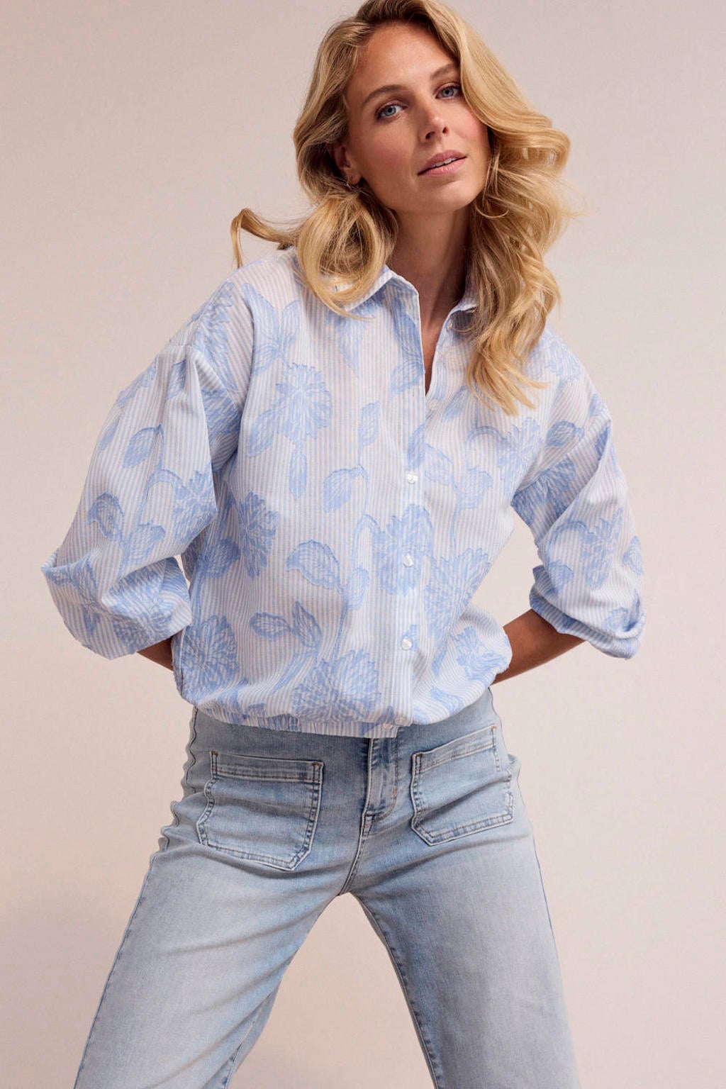 Lichtblauw en witte dames Tramontana gestreepte gebloemde blouse van katoen met lange mouwen, klassieke kraag en knoopsluiting