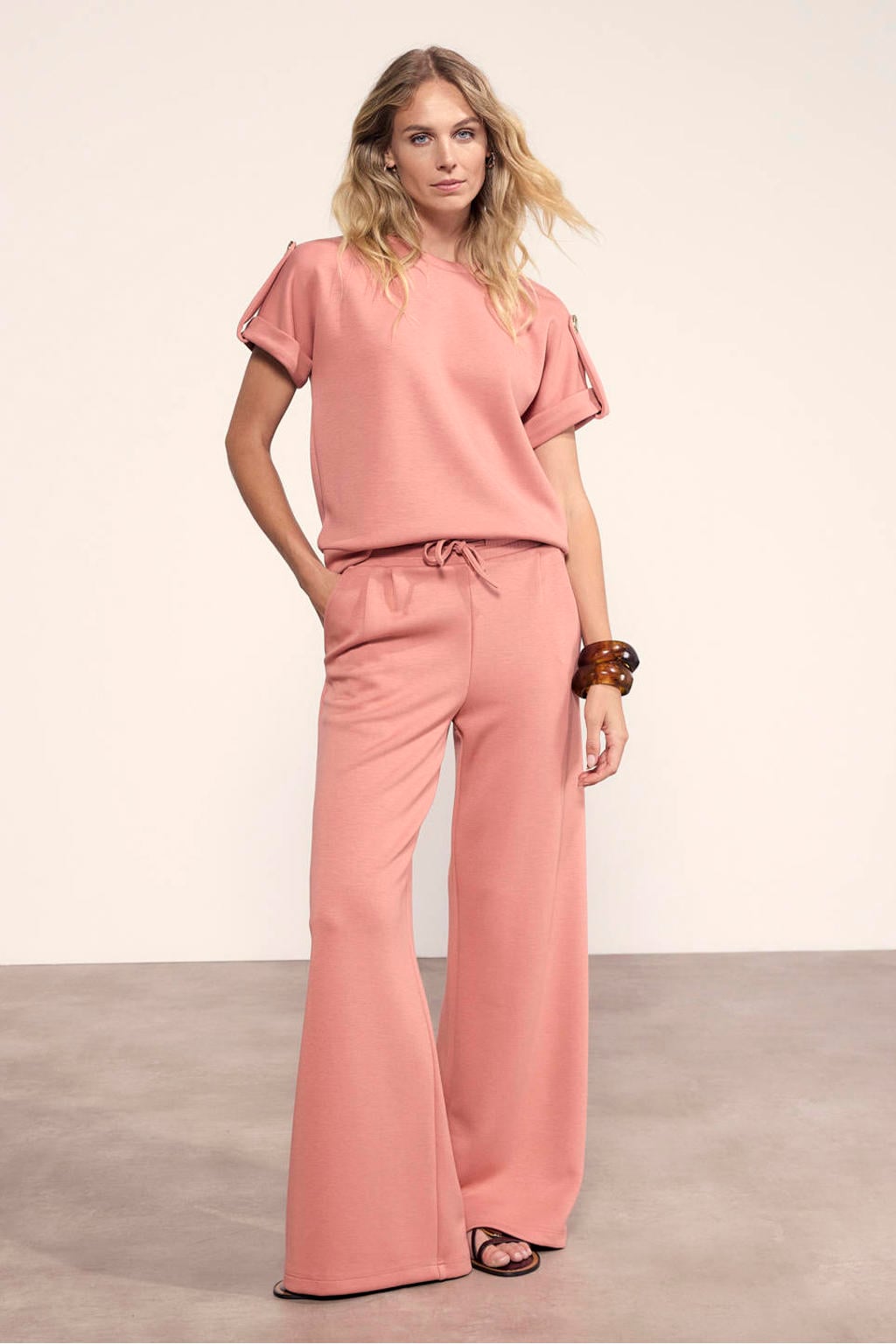Koraalrode dames Tramontana top van viscose met effen, korte mouwen en ronde hals