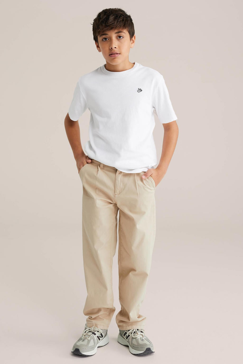 Beige jongens WE Fashion Blue Ridge casual broek van stretchkatoen met rits- en knoopsluiting en effen