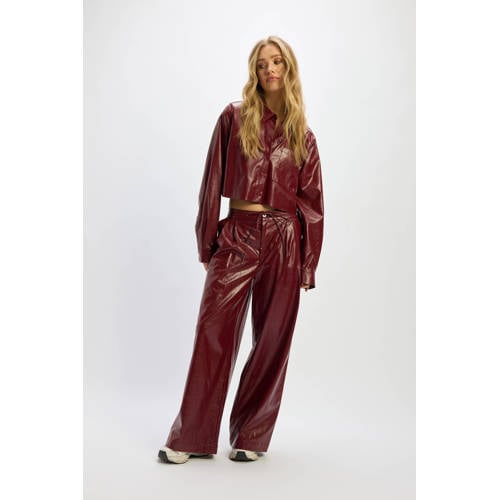 Refined Department X Vedder & Vedder imitatieleren wide leg regular waist broek donkerrood afbeelding