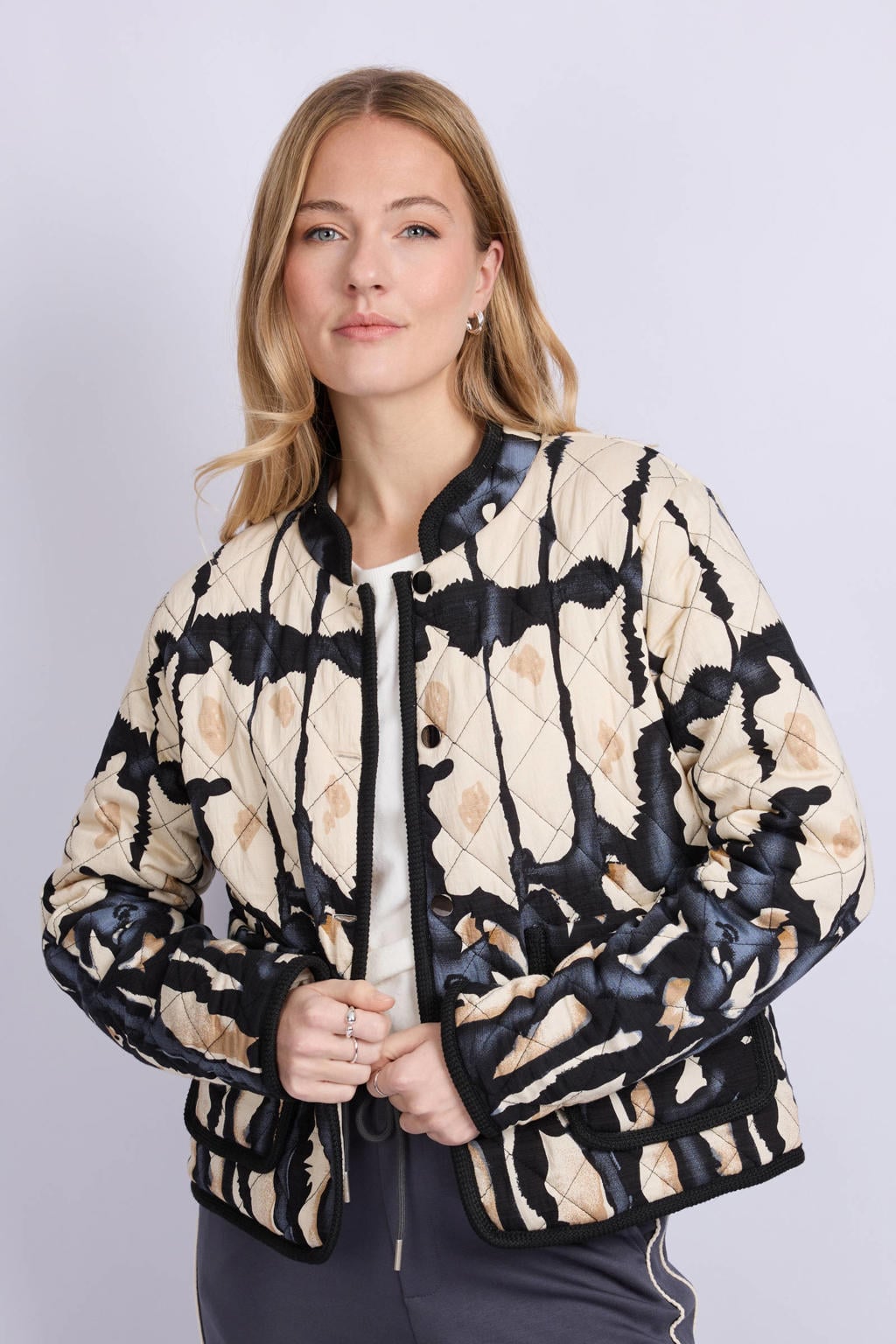 Zand en blauwe dames CS the Label jas met lange mouwen, opstaande kraag en knoopsluiting