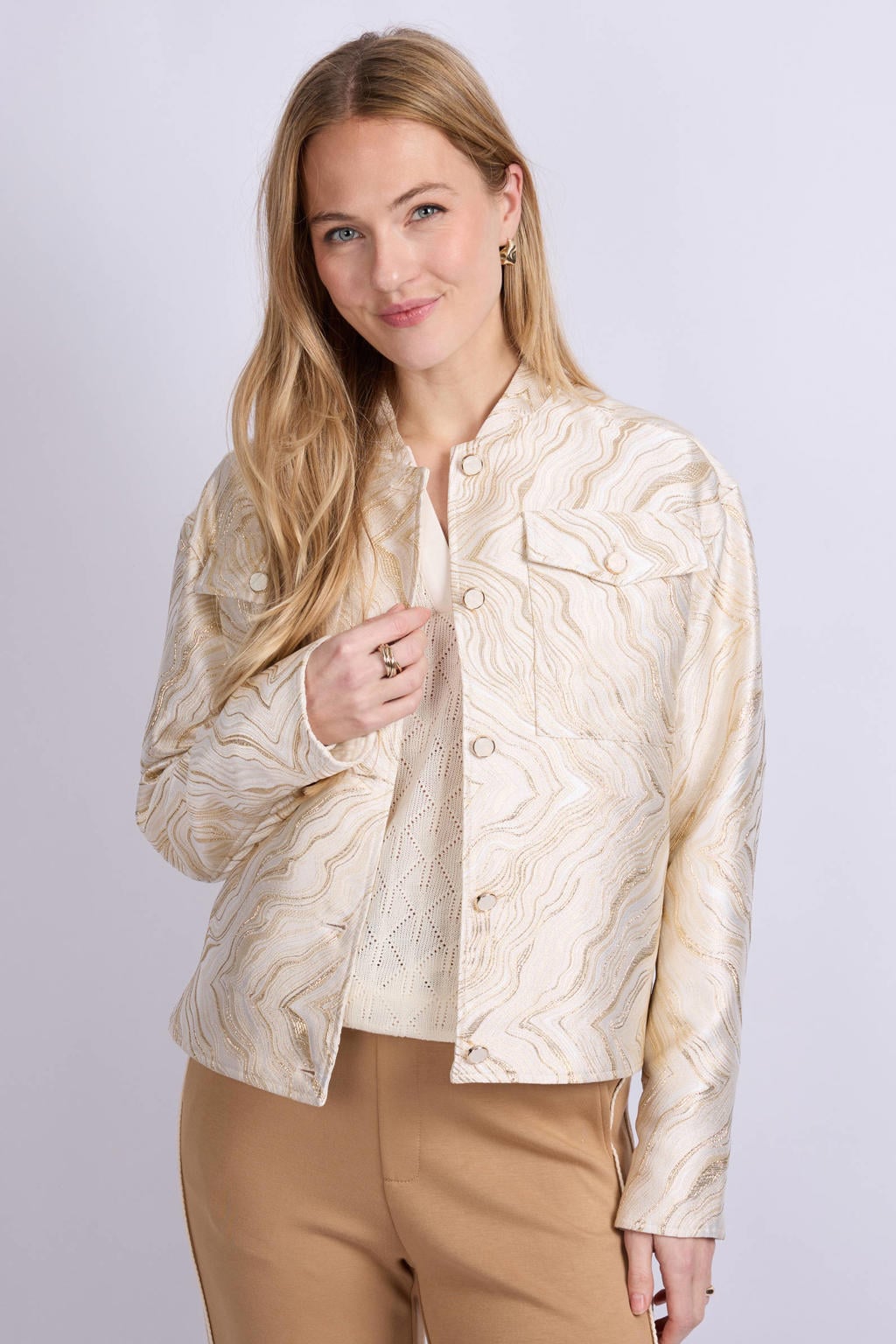Beige en gouden dames CS the Label jasje met lange mouwen, opstaande kraag en knoopsluiting