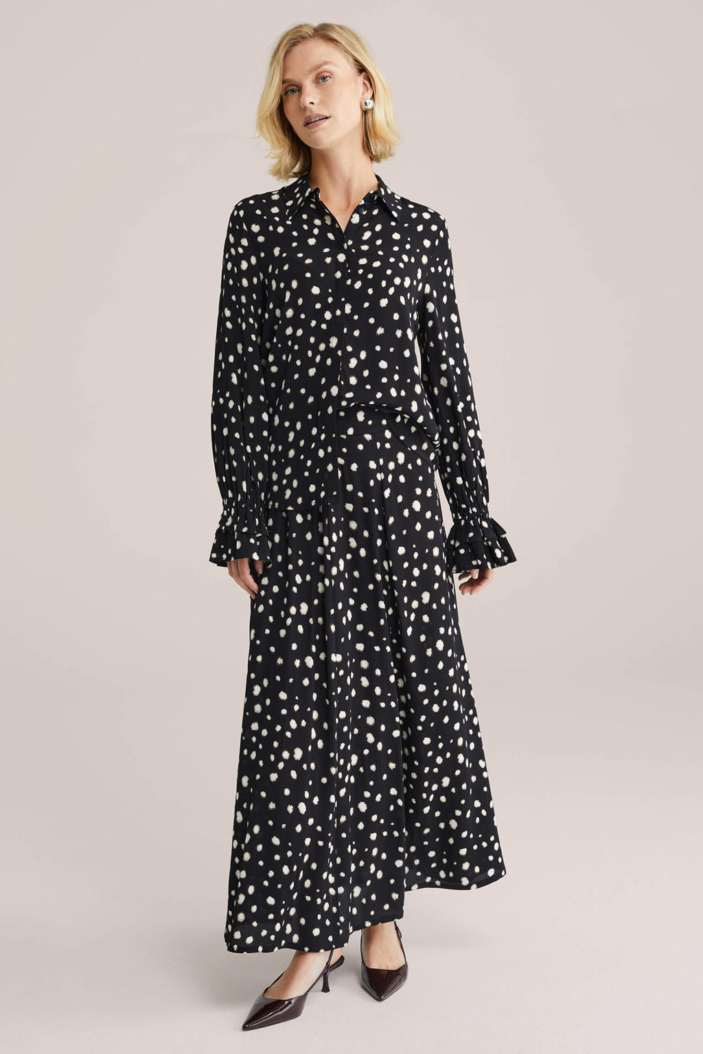 Zwart en ecru dames WE Fashion blouse van viscose met lange mouwen, klassieke kraag, knoopsluiting en ruches
