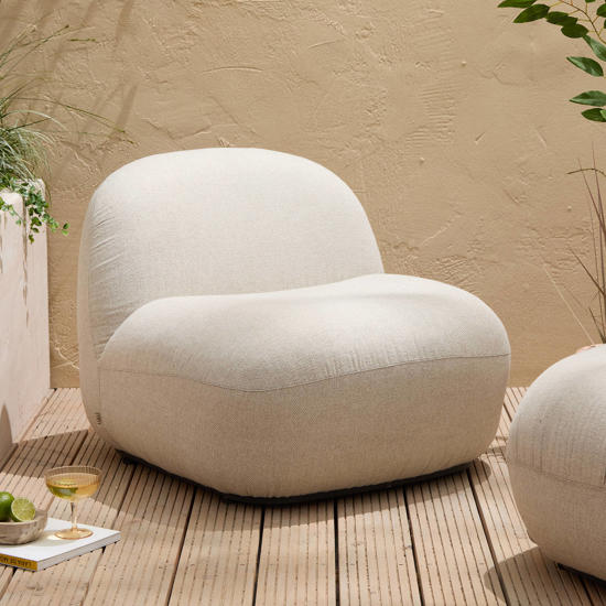 grijze loungestoelen buiten