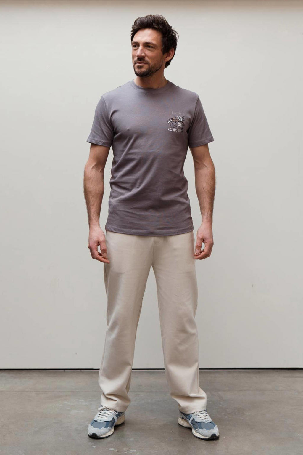 Grijze heren Kultivate regular T-shirt met backprint, korte mouwen, ronde hals en borduursels