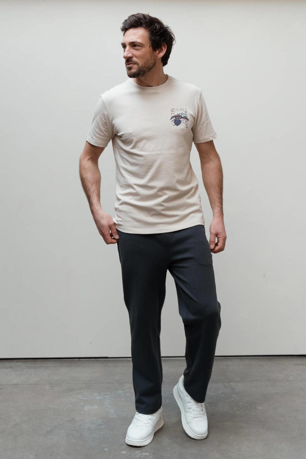 Beige heren Kultivate regular T-shirt met backprint, korte mouwen, ronde hals en borduursels
