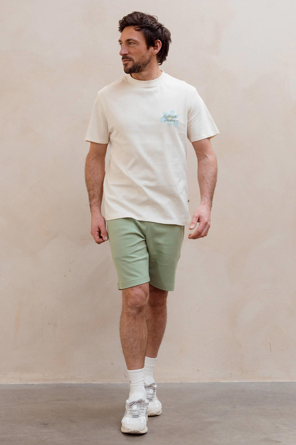 Ecru heren Kultivate relaxed gebloemd T-shirt met backprint, korte mouwen, ronde hals en borduursels