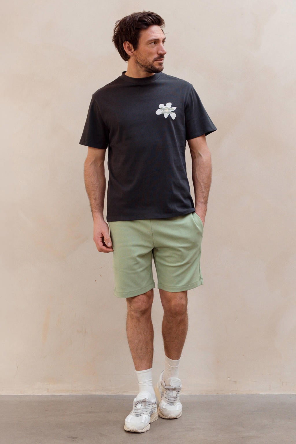 Antraciete heren Kultivate relaxed gebloemd T-shirt met backprint, korte mouwen, ronde hals en borduursels