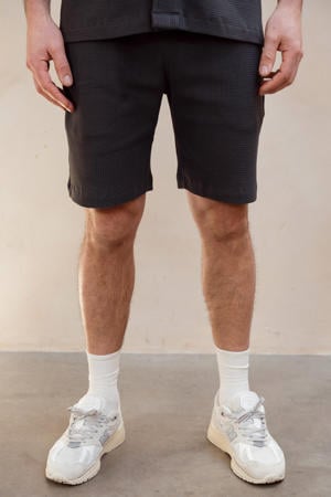 Ezra regular casual short antraciet met textuur