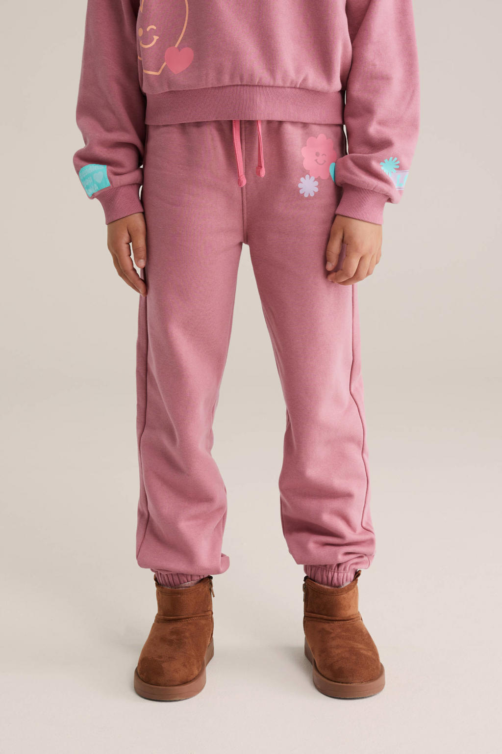 Roze meisjes WE Fashion tapered joggingbroek van sweat materiaal met elastische tailleband met koord en printopdruk