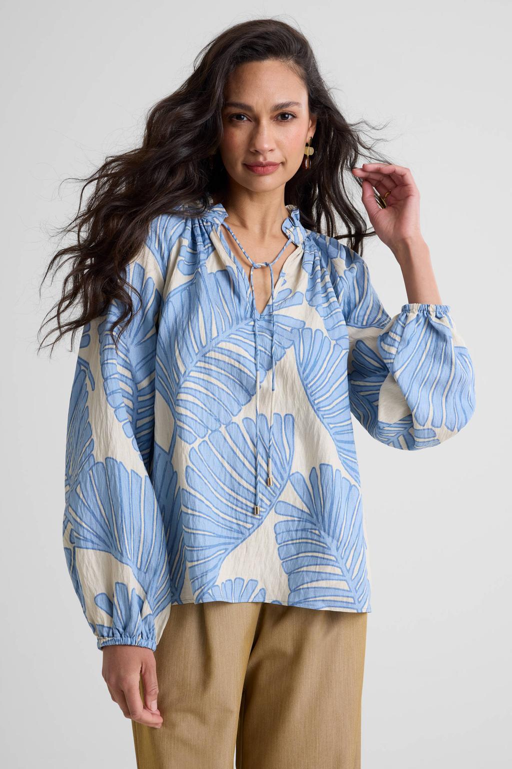 Blauwe dames Ruby blouse print van viscose met lange mouwen, opstaande kraag, knoopsluiting en geweven detail