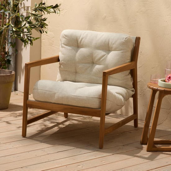 houten loungestoelen buiten