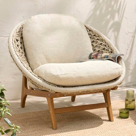 beige loungestoelen buiten