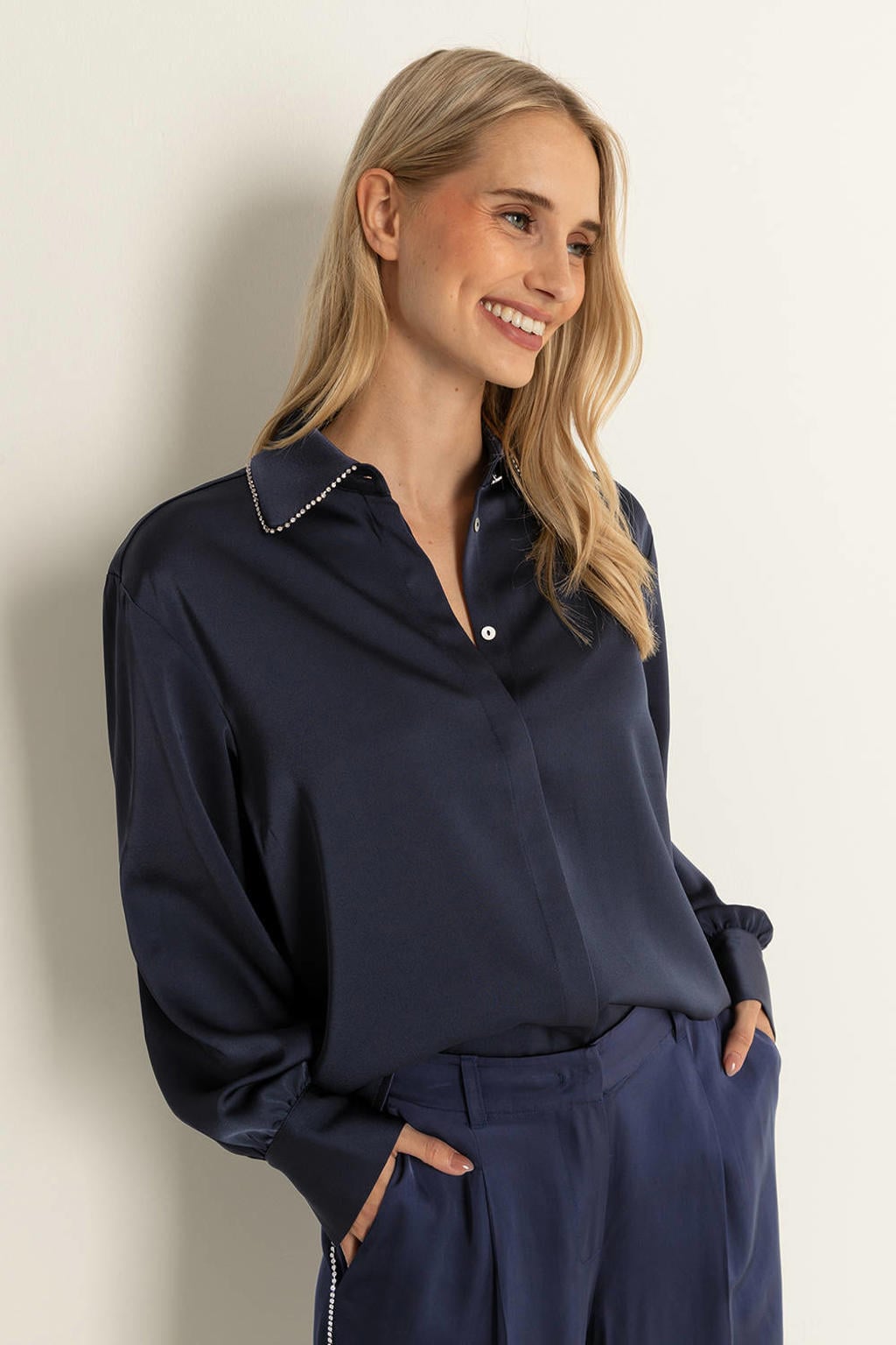 Donkerblauwe dames CLAUDIA BY CLAUDIA STRÄTER blouse van viscose met effen, lange mouwen, klassieke kraag, blinde knoopsluiting en glimmend detail