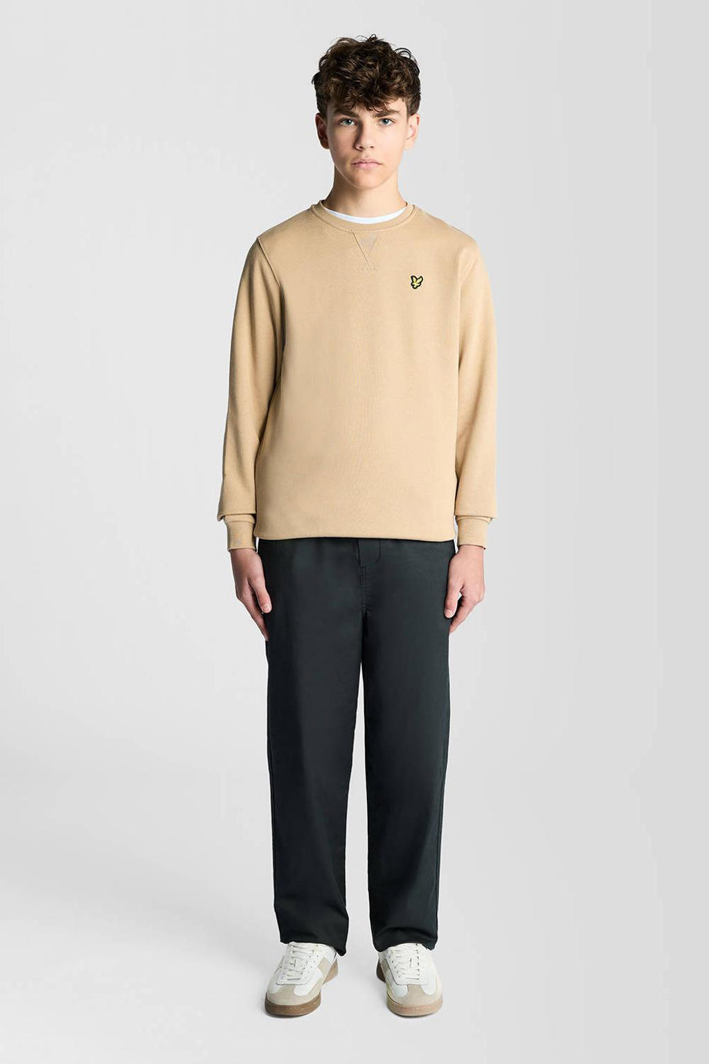 Zandkleurige jongens Lyle & Scott sweater met effen, lange mouwen, ronde hals en geribde boorden
