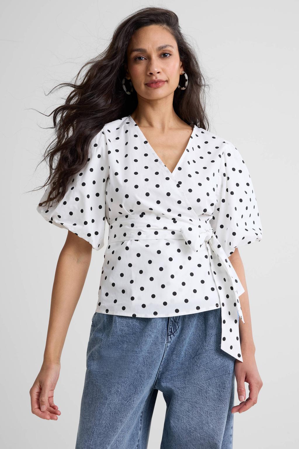 Wit en zwarte dames Ruby polkadot overslagtop van katoen met stippenprint, korte mouwen en geweven detail