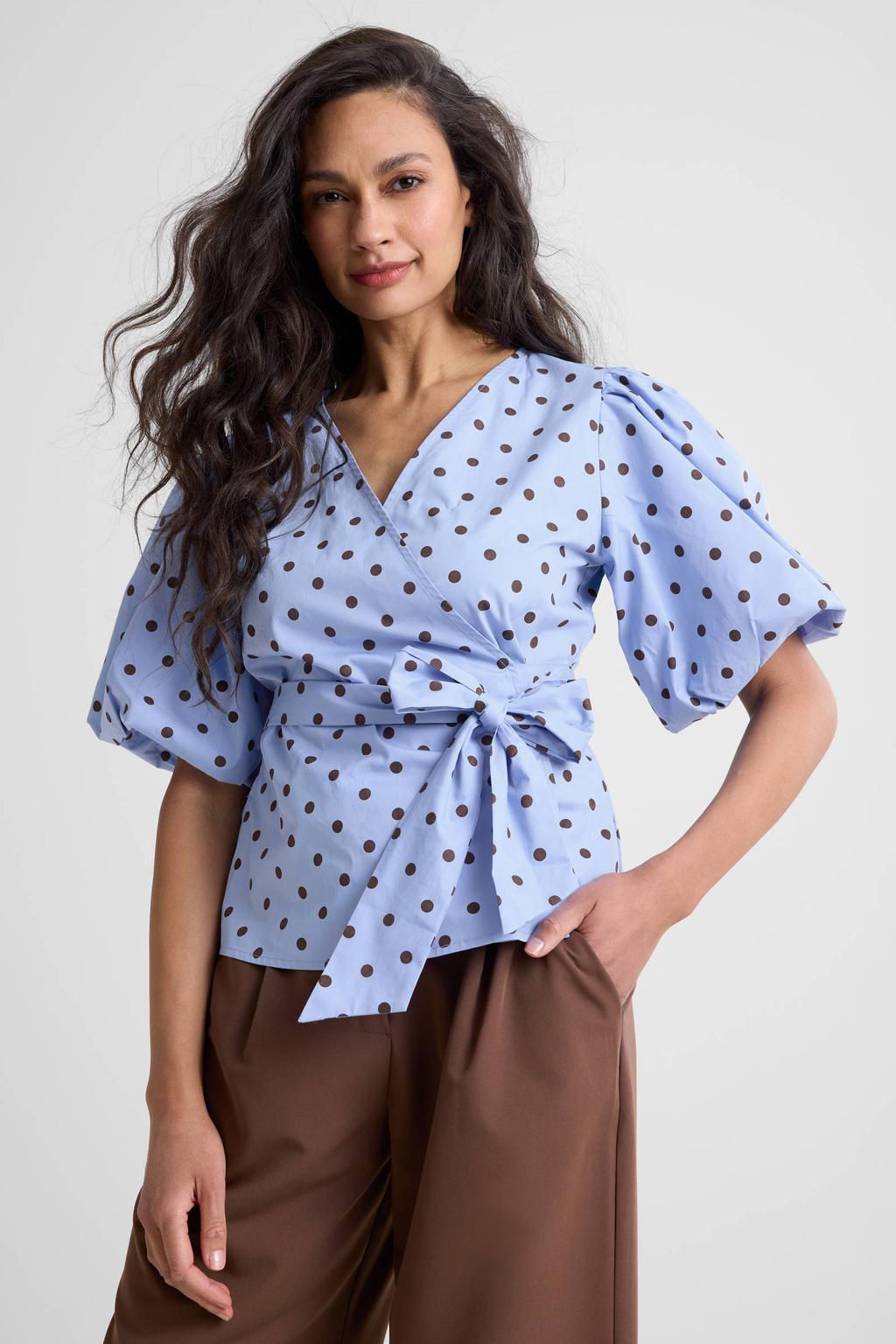 Blauw en bruine dames Ruby polkadot overslag top met stippenprint, korte mouwen en geweven detail
