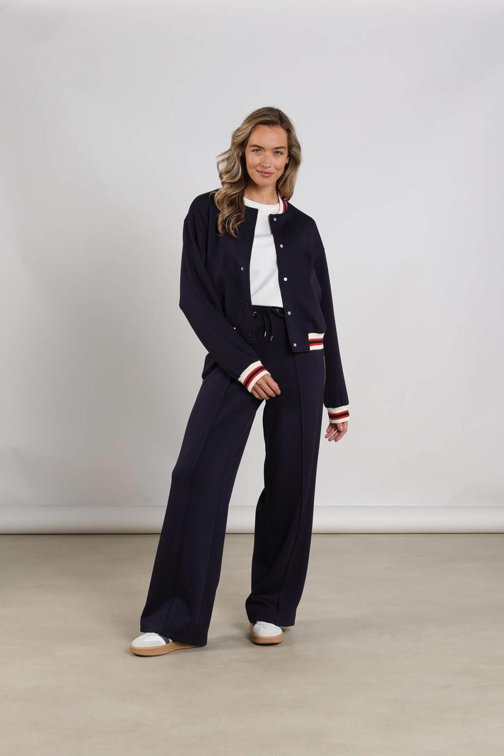 Donkerblauw en rode dames NUKUS bomberjack van viscose met effen, lange mouwen, ronde hals en knoopsluiting