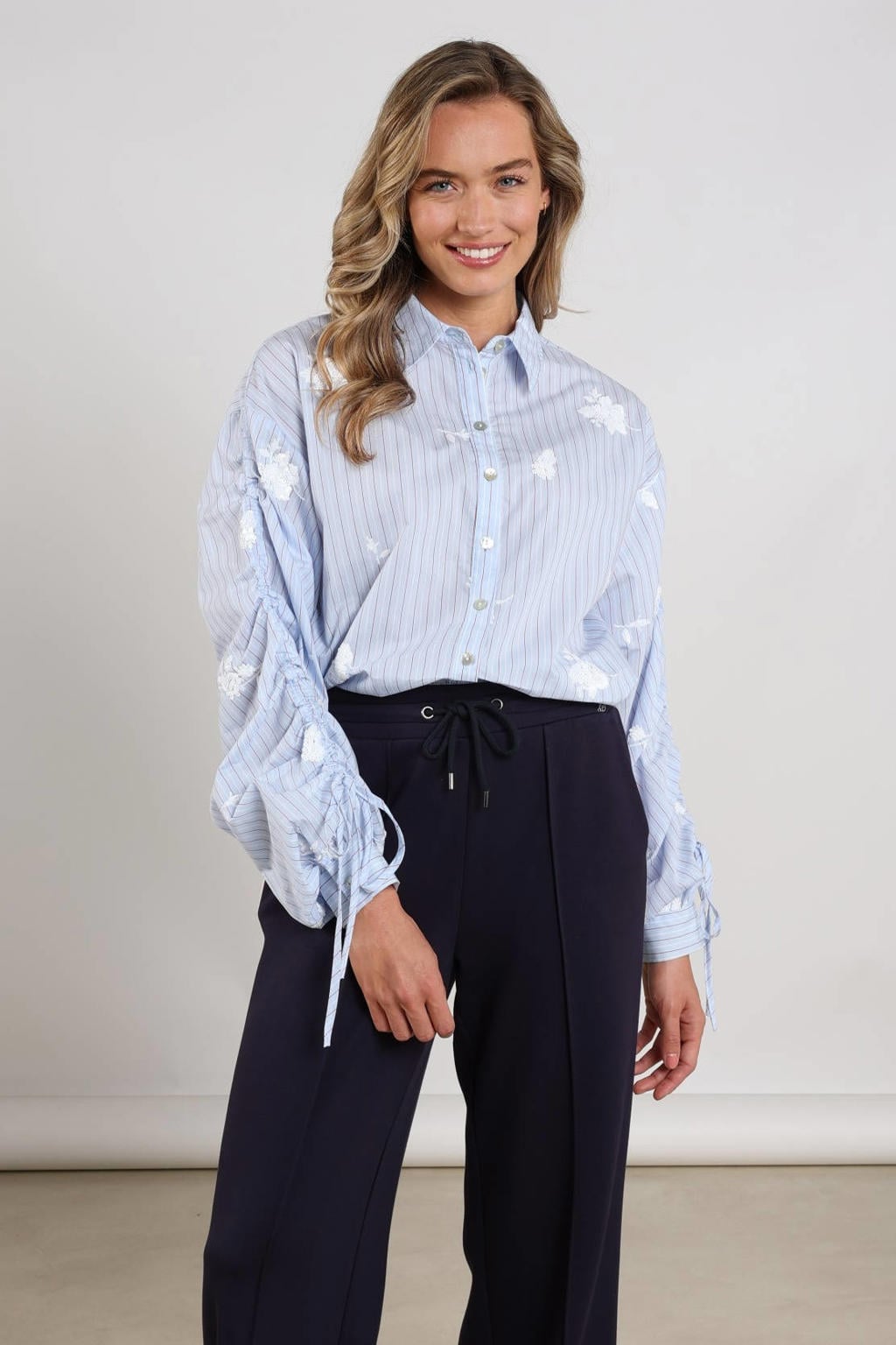 NUKUS gestreepte blouse lichtblauw