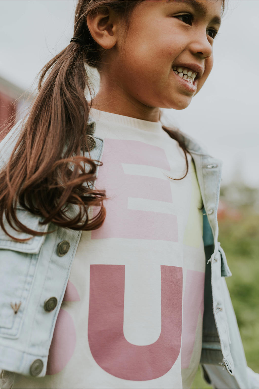 Ecru en roze meisjes Koko Noko T-shirt van stretchkatoen met tekst print, korte mouwen, ronde hals en drukknoopsluiting