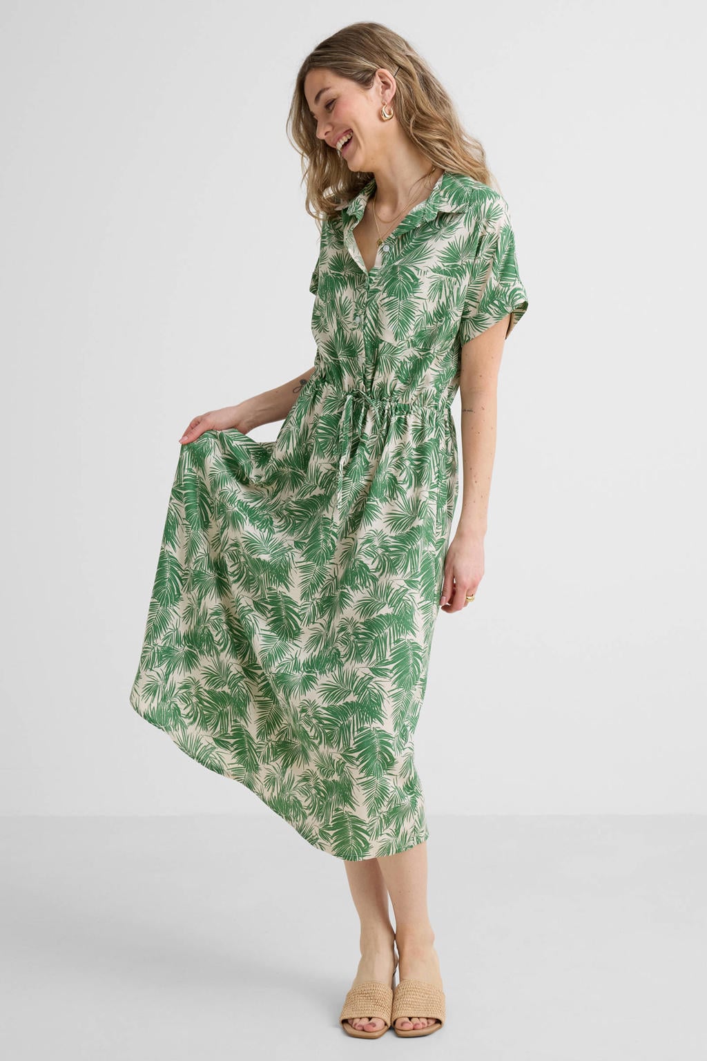 Beige en groene dames Anytime midi jurk van viscose met bladprint, korte mouwen, klassieke kraag, knoopsluiting en tunnelkoord
