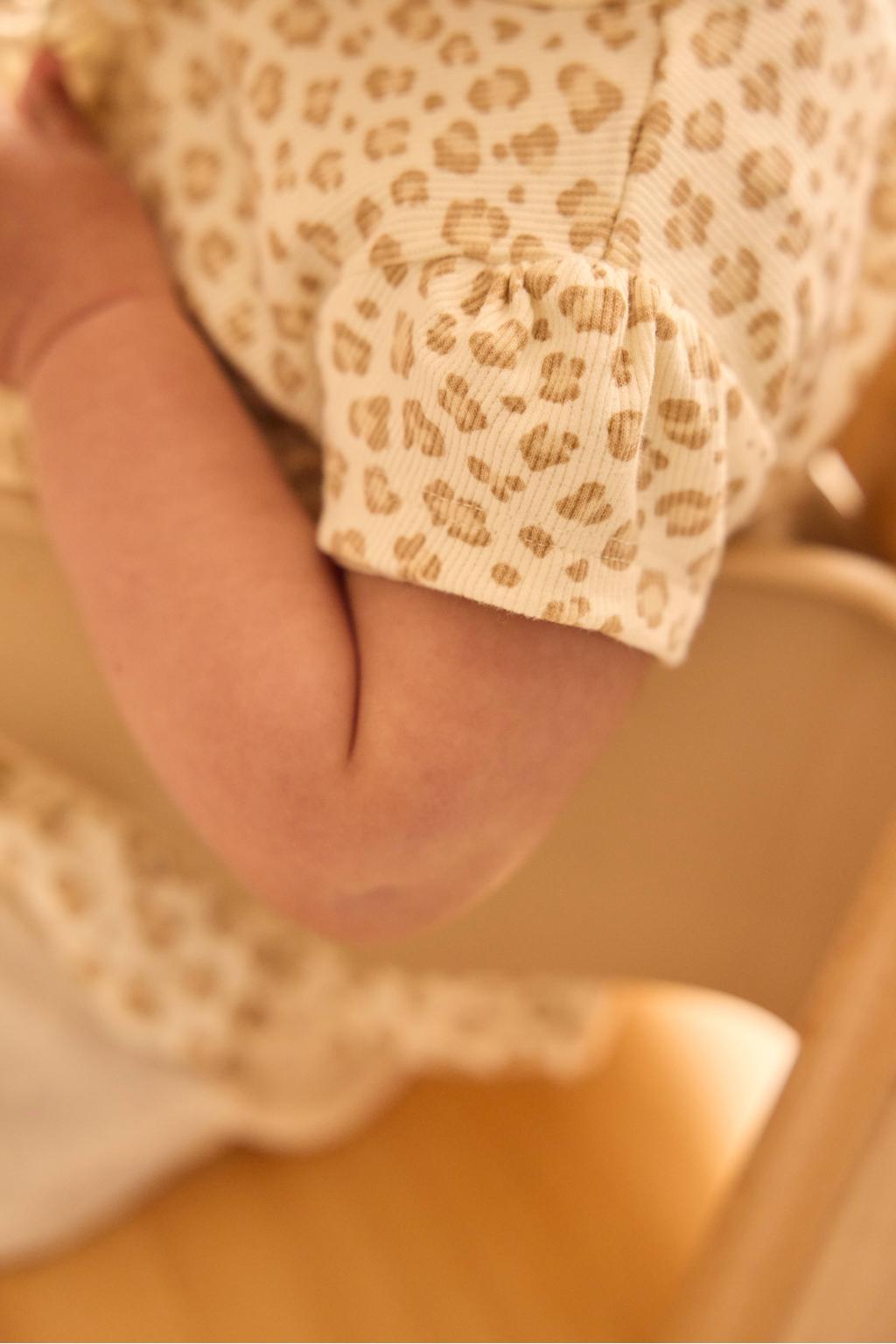 Ecru en beige meisjes Dirkje T-shirt rib gebreid van stretchkatoen met korte mouwen, ronde hals en drukknoopsluiting