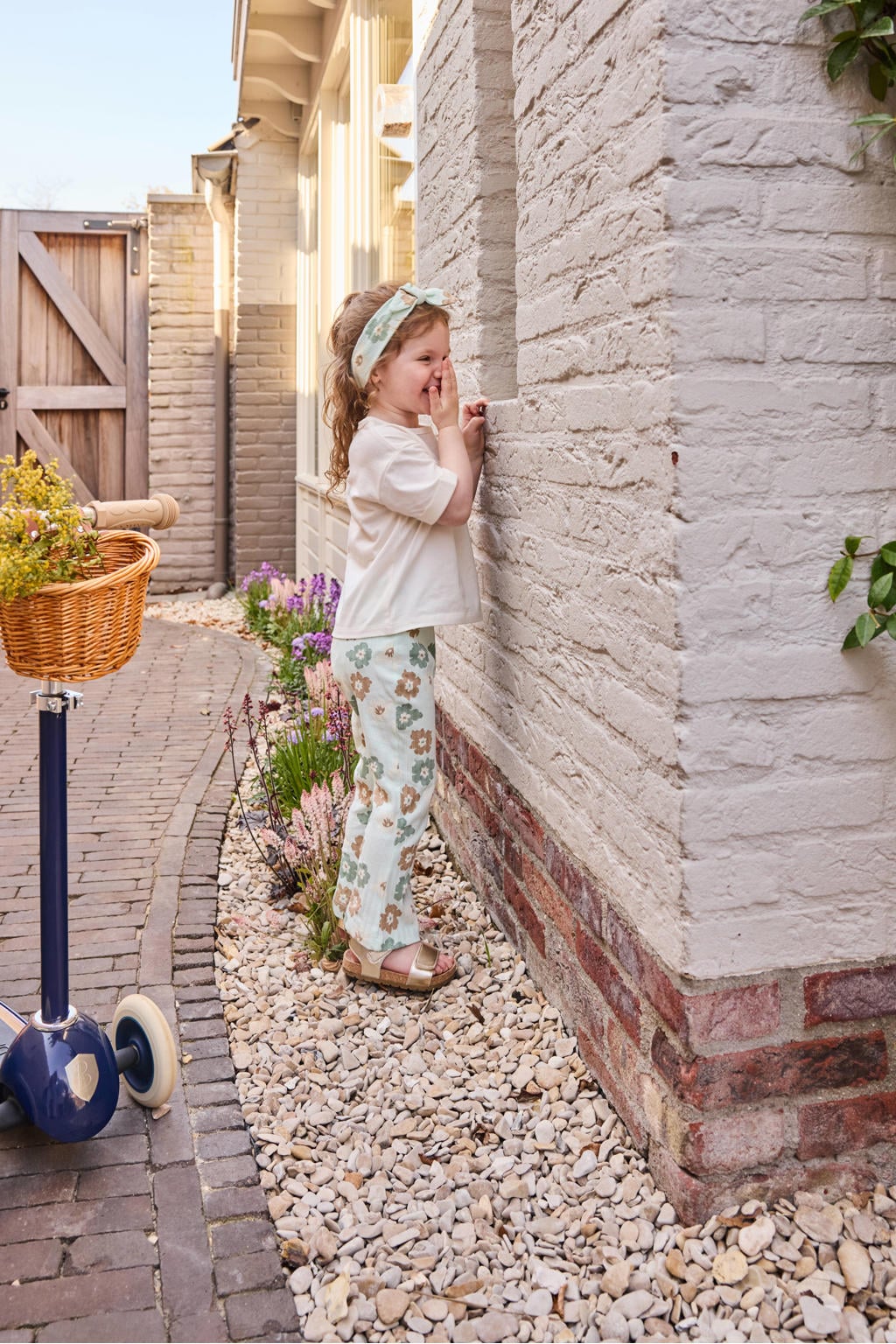 Lichtgroene meisjes Dirkje flared broek haarband van stretchkatoen met regular waist en bloemenprint