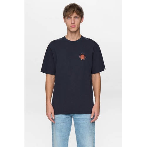 Anerkjendt Rechtvallend T-shirt met backprint donkerblauw afbeelding