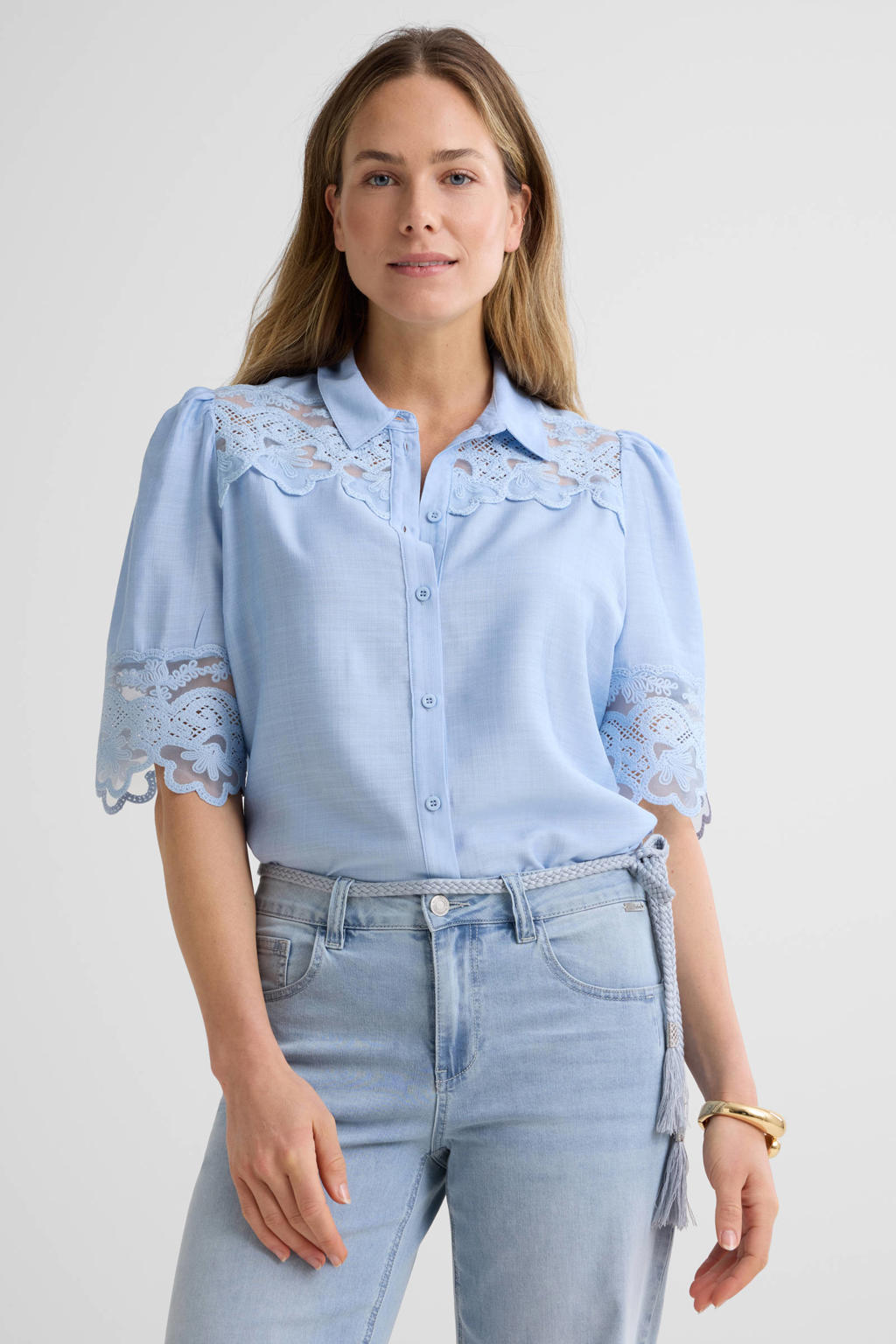 Lichtblauwe dames Tramontana blouse van viscose met effen, korte mouwen, klassieke kraag, knoopsluiting en kant