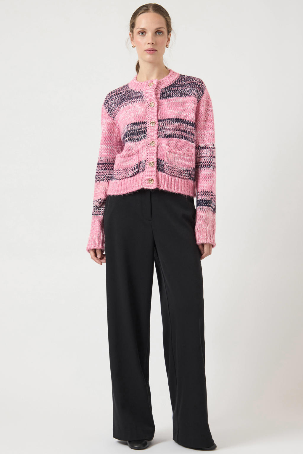 Roze en bruine dames YAS gestreepte vest gebreid van acryl met lange mouwen, ronde hals en knoopsluiting