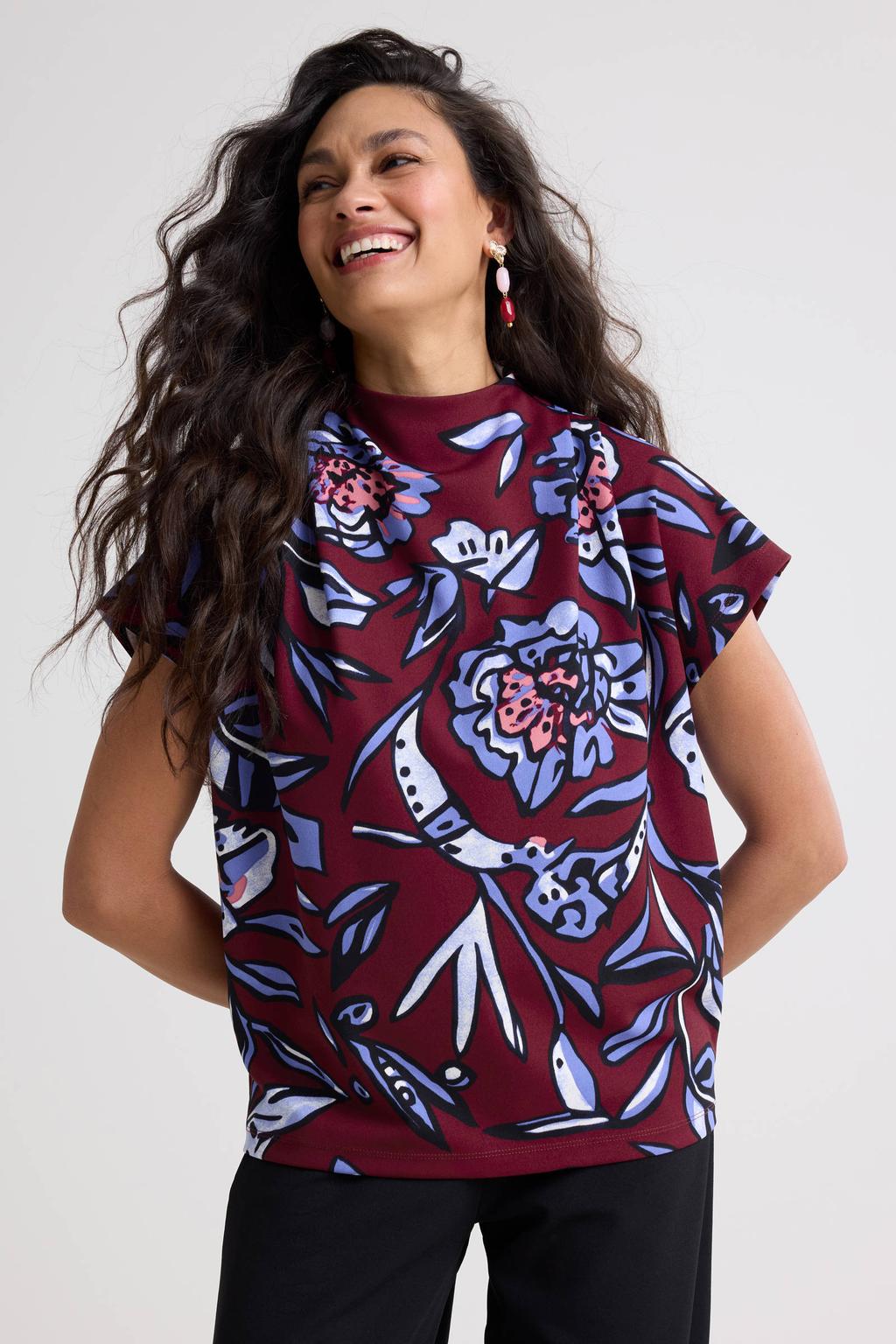 Donkerrode dames Ruby top detail van polyester met bloemenprint, korte mouwen en plooien