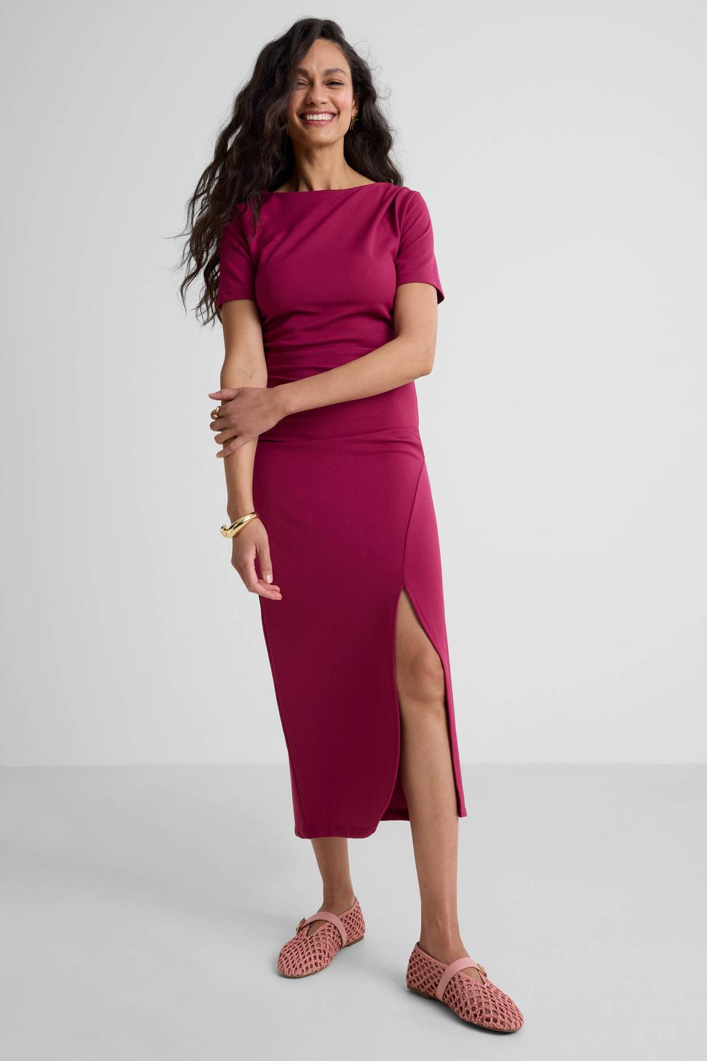 Donkerrode dames Ruby midi jurk detail van polyester met effen, korte mouwen, ritssluiting en ruches