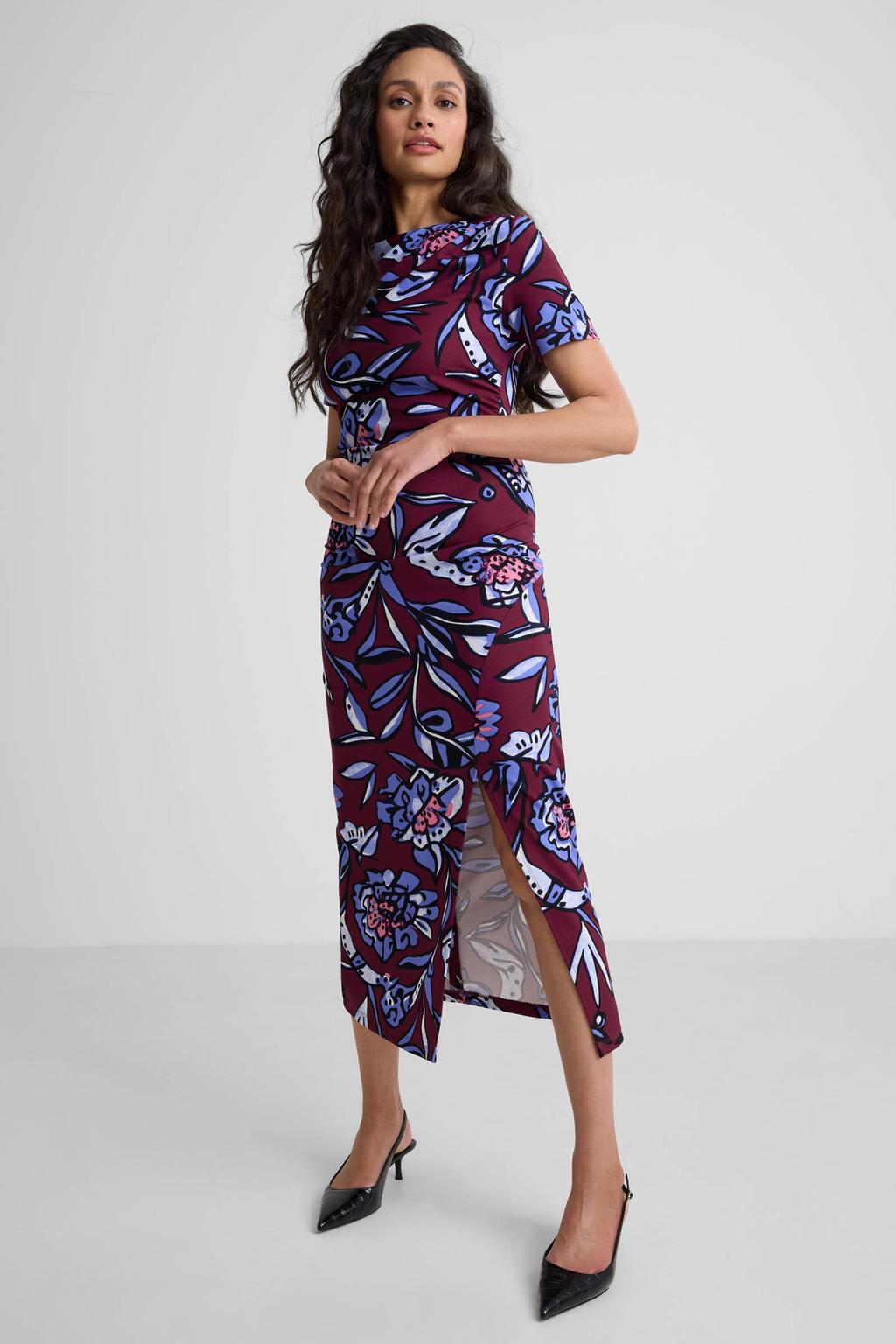 Donkerrode dames Ruby midi jurk detail van polyester met bloemenprint, korte mouwen, ritssluiting en ruches