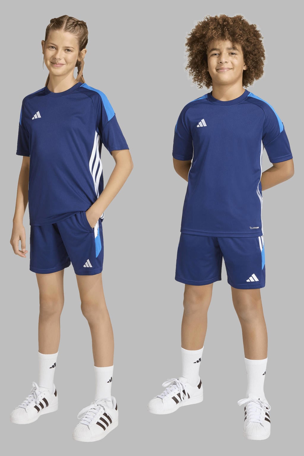 Donkerblauwe jongens en meisjes adidas Performance Junior voetbalshort Tiro26 van polyester met elastische tailleband met koord