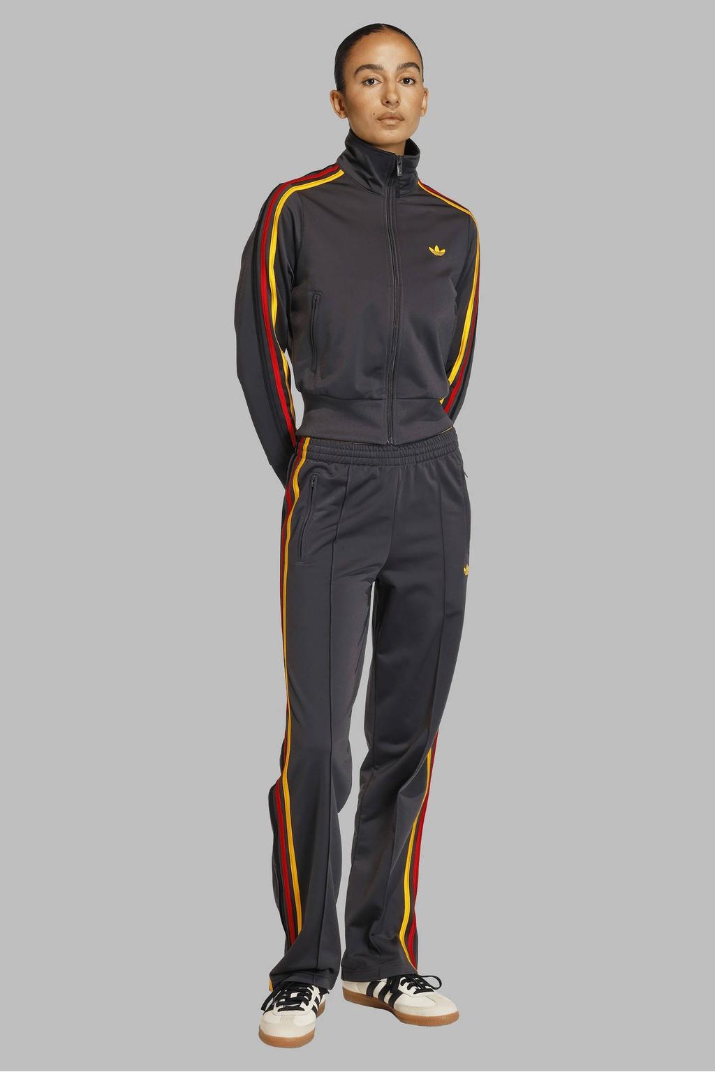 Antraciet, geel en rode dames adidas Originals Firebird trainingsbroek Classic van polyester met regular fit, regular waist en meerkleurige print