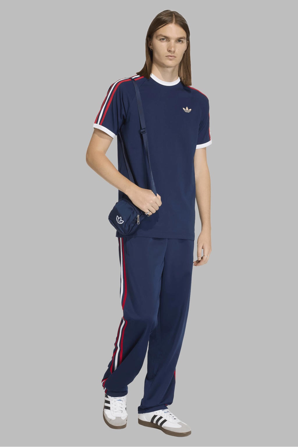 Blauw, rood en witte heren adidas Originals Cali T-shirt van katoen met effen, korte mouwen en ronde hals