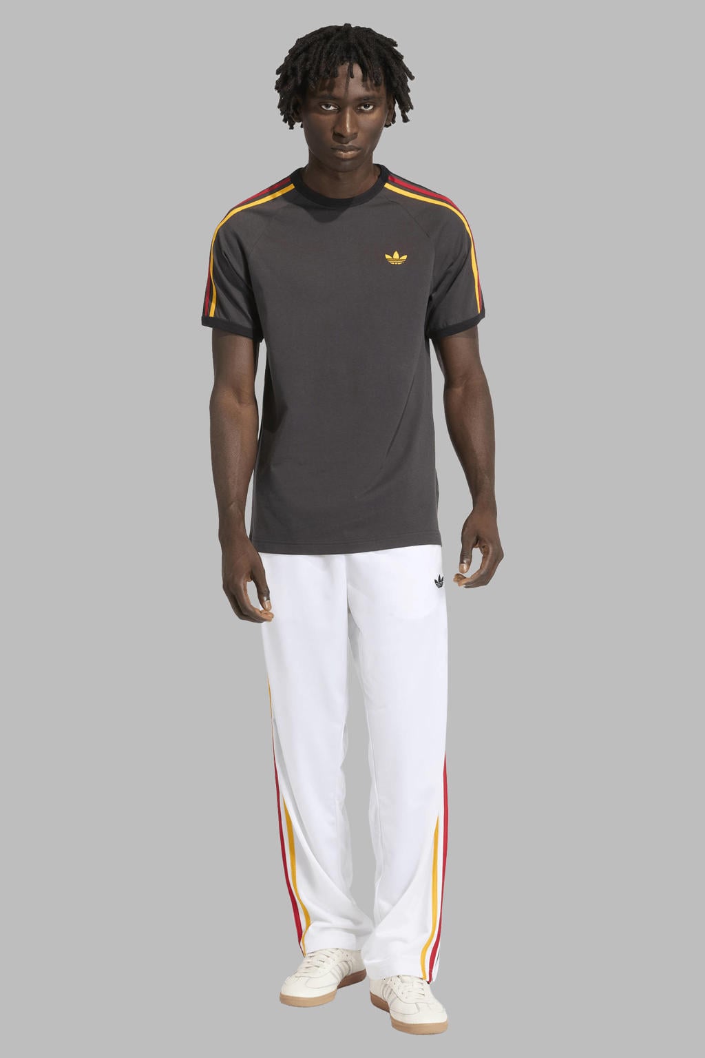 Antraciet, geel en rode heren adidas Originals Cali T-shirt van katoen met effen, korte mouwen en ronde hals