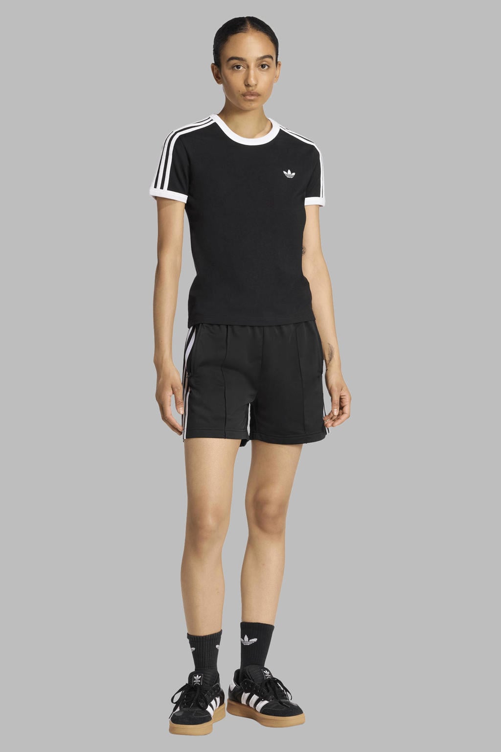 Zwart en witte dames adidas Originals Cali T-shirt van katoen met meerkleurige print, korte mouwen en ronde hals