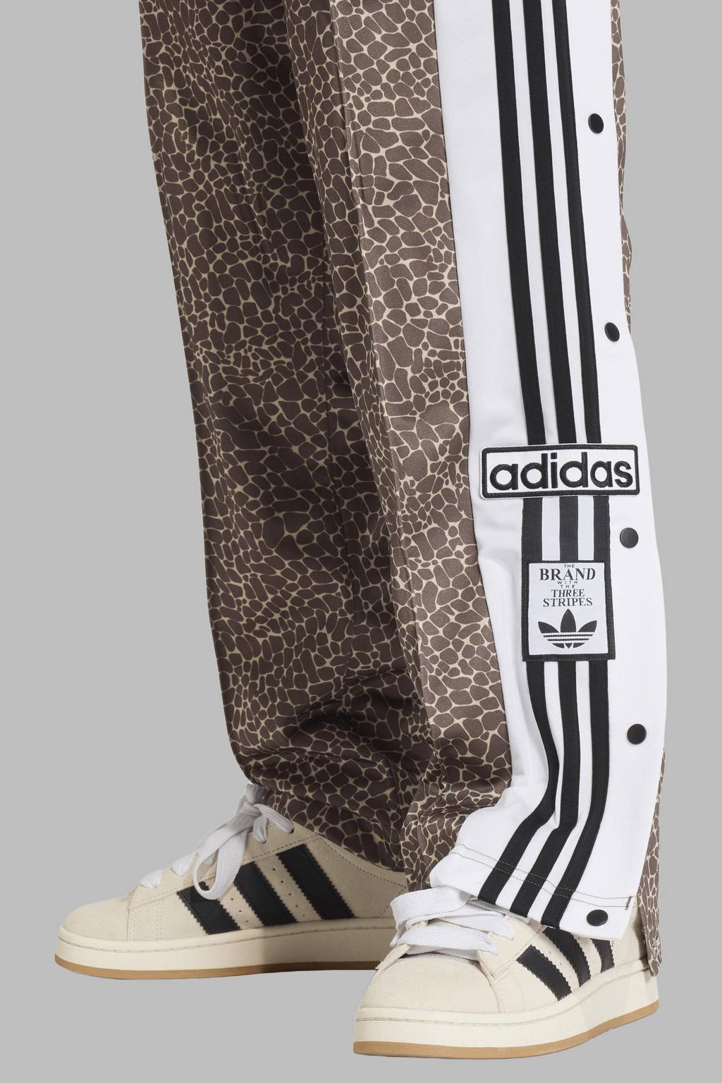 Bruin, wit en zwarte dames adidas Originals Adibreak trainingsbroek van polyester met loose fit, regular waist en dierenprint