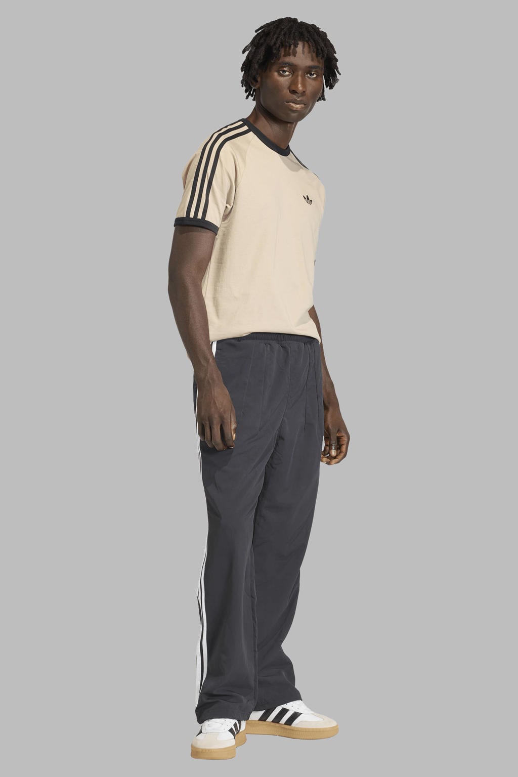Beige en zwarte heren adidas Originals Cali T-shirt van katoen met effen, korte mouwen en ronde hals