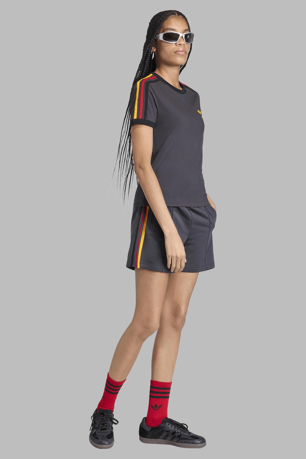 Antraciet, geel en rode dames adidas Originals Cali T-shirt van katoen met meerkleurige print, korte mouwen en ronde hals